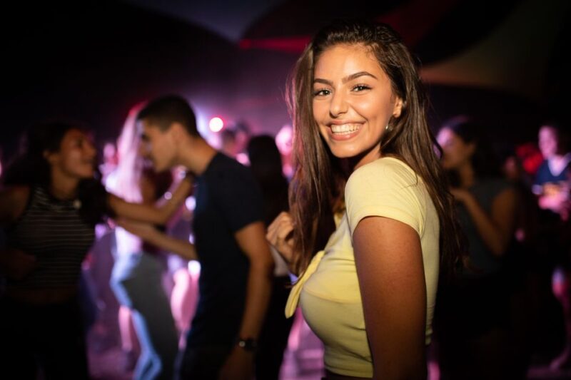 Valencia: Pub Crawl With Free Shots - Dress Code and Age Restriction