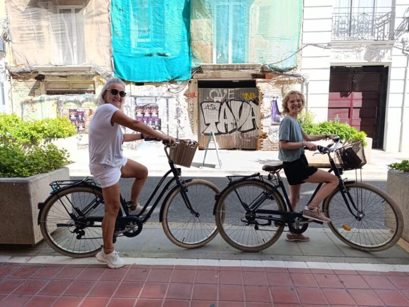Valencia (Ruzafa): Guided Bike Tour of the Citys Highlights - Discovering the Llotja De La Seda