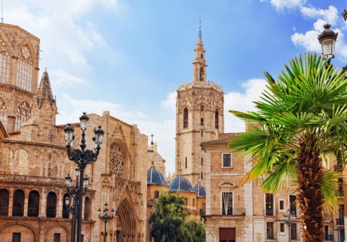 Valencia: Scavenger Hunt and Iconic Sights Self-Guided Tour - Available Languages and Accessibility