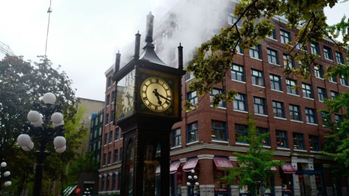 Vancouver City Tour With Look Out and Whistler Highlights - Panoramic Views at Vancouver Lookout
