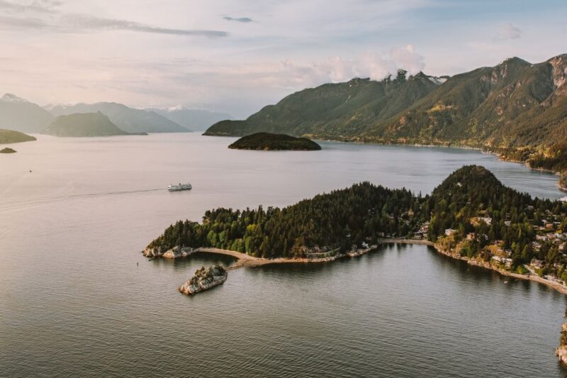 Vancouver Downtown & Mountains 30-Min Helicopter Tour - Iconic Sights