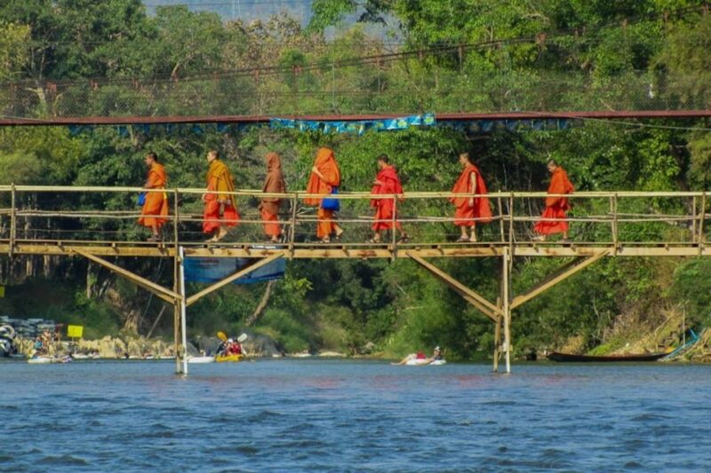 Vang Vieng: Blue Lagoon and Countryside Bike Tour With Lunch - Itinerary Highlights