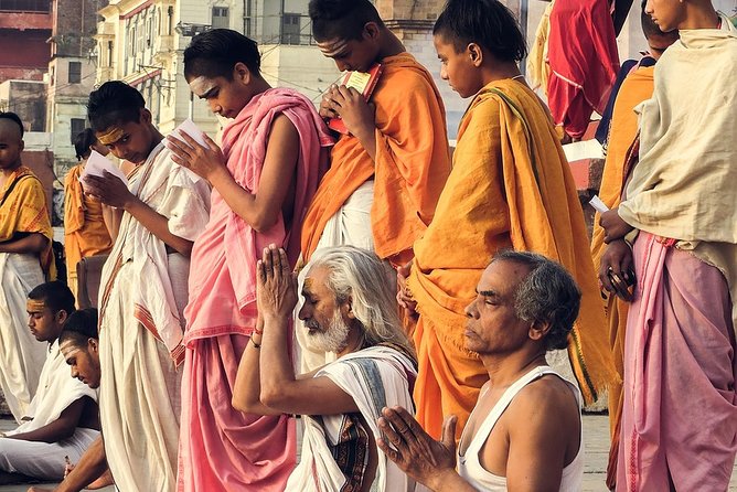 Varanasi: Boat Ride, Ghat Walk & Aarti Ceremony Tour - Exploring the Ghats