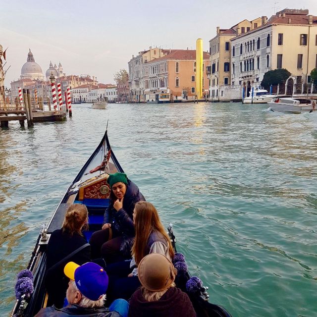 Venice: 1-Hour Gondola Ride on the Grand Canal With Guide - Group Size and Languages