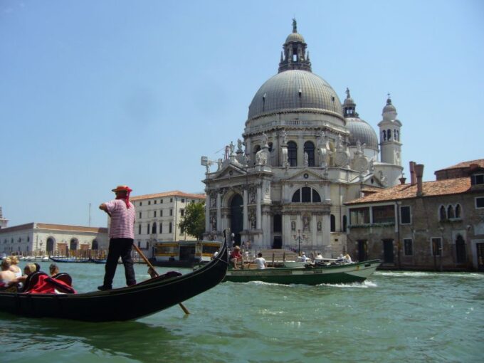 Venice: 1-Hour Gondola Ride on the Grand Canal With Guide - Important Information to Note