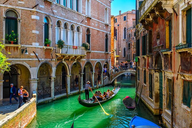 Venice: 2 Hours Morning Walk Tour With Gondola Glide - Discovering Castello Region