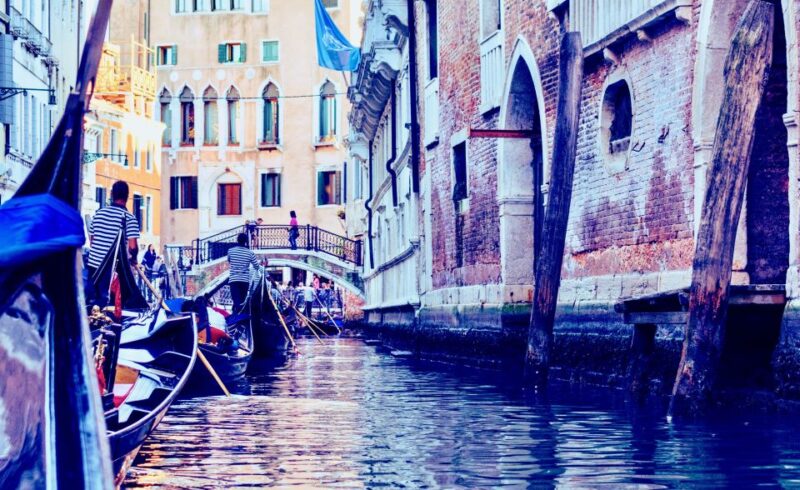 Venice: 30-Minute Gondola Ride on Grand Canal With Serenade - Key Points