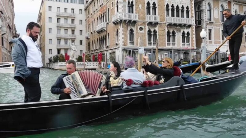 Venice: 30-Minute Gondola Ride on Grand Canal With Serenade - Booking and Cancellation