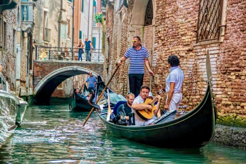 Venice: 30-Minute Gondola Ride on Grand Canal With Serenade - Accessibility and Conditions