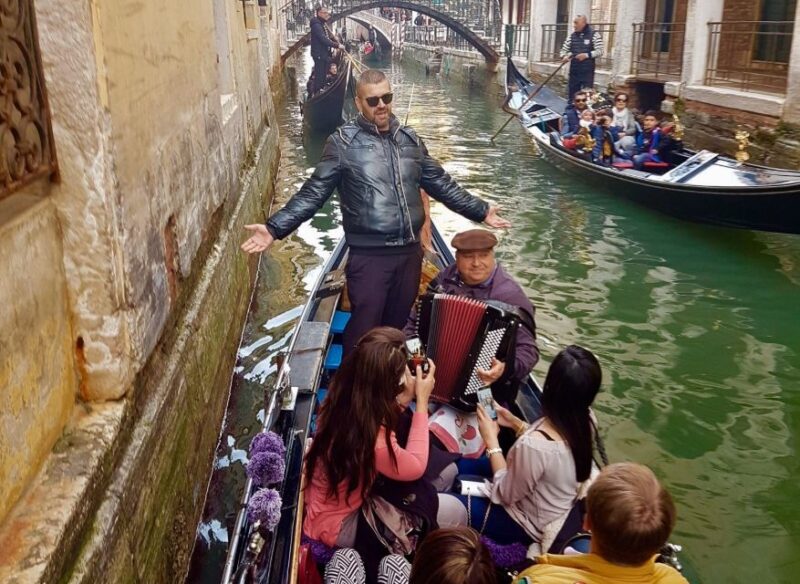 Venice: 30-Minute Gondola Ride on Grand Canal With Serenade - Customer Feedback and Ratings