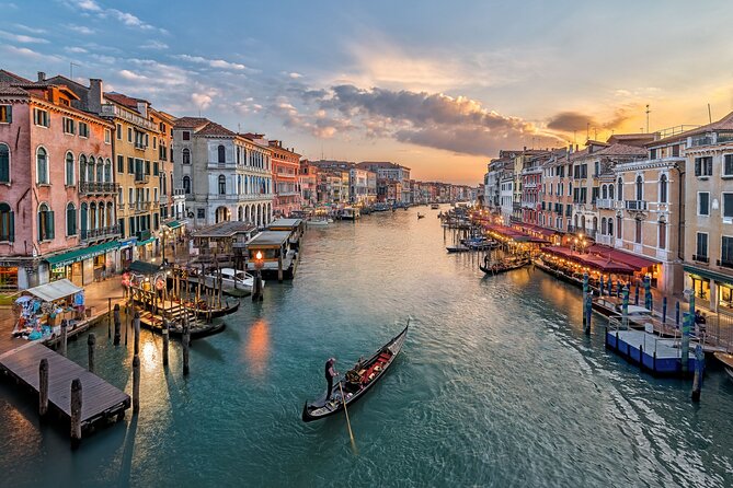 Venice: 45-Minute Private Gondola Ride by Night for up to 5 People - Quick Points
