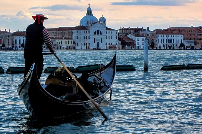 Venice: 45-Minute Private Gondola Ride by Night for up to 5 People - Meeting and End Points