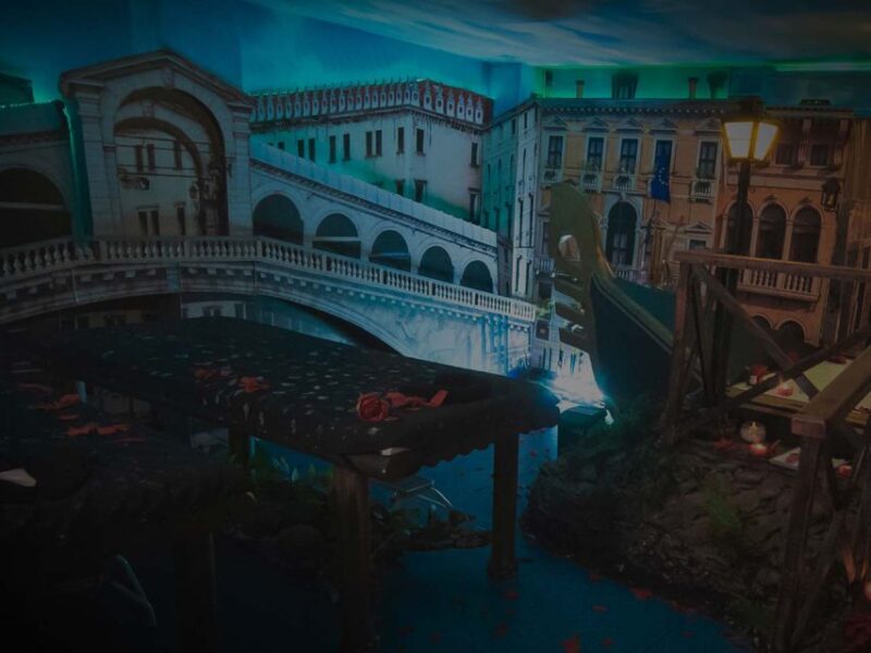 Venice Dreamscape: Romantic Spa Experience for Two - Bubble Bath in Gondola Jacuzzi