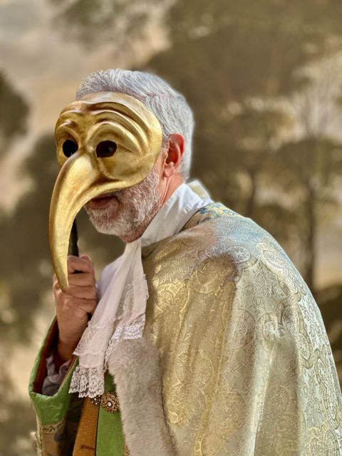 Venice: Dress-Up Experience - Location and Accessibility