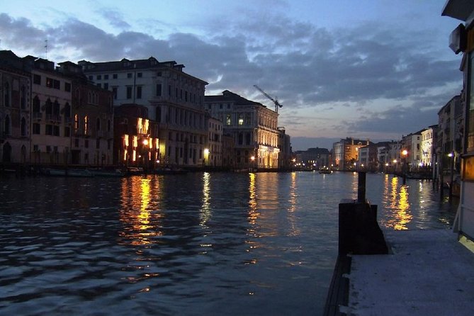 Venice Evening Walking Tour: Food and Ghost Stories - Guide Performance