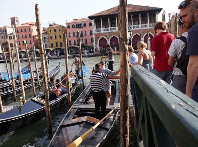 Venice: Food Tasting Tour With Cicchetti Dishes and Wine - Culinary Offerings and Pairings