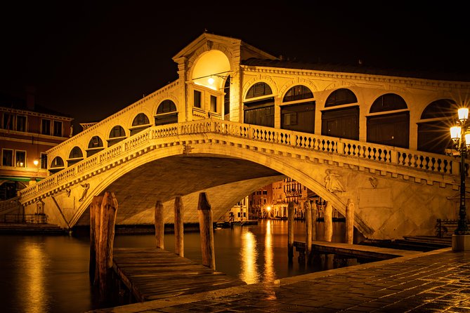 Venice: Ghosts and Legends Walking Tour With Bar Hop - Exploring Venetian Ghosts