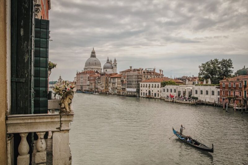 Venice: Gondola Ride and a Gala Dinner in a Venetian Palace - Key Points