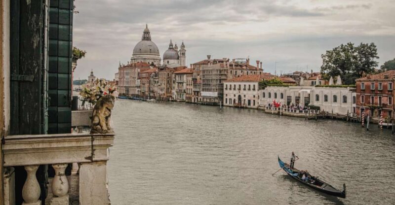 Venice: Gondola Ride and a Gala Dinner in a Venetian Palace - Gondola Ride Details