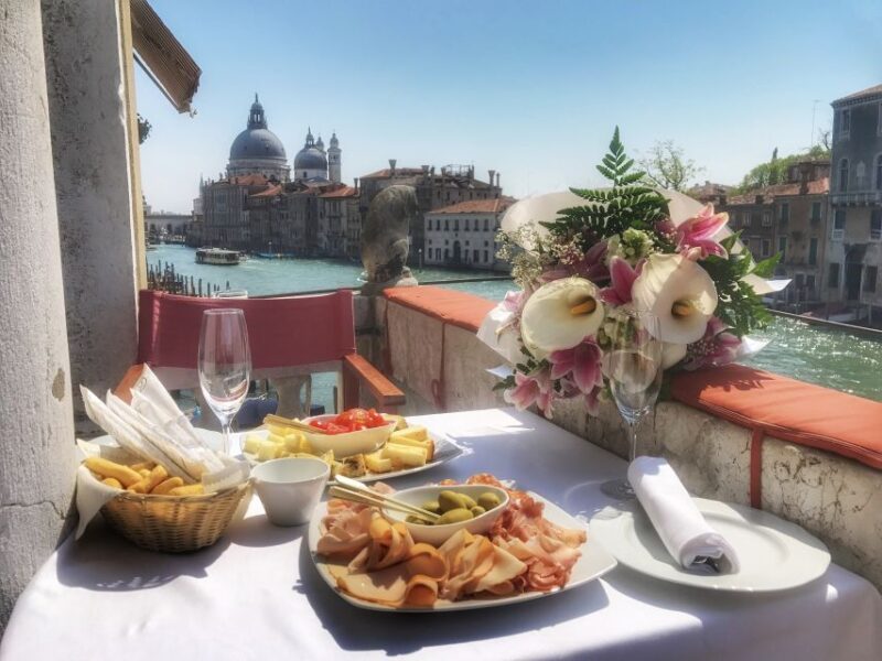 Venice: Gondola Ride and a Gala Dinner in a Venetian Palace - Accessibility and Restrictions