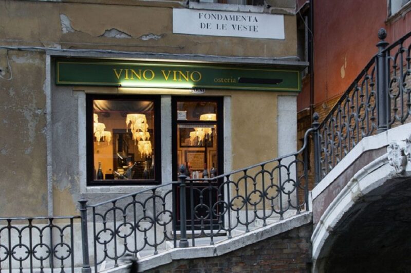 Venice: Gondola Ride and Dinner Experience - Dining Experience