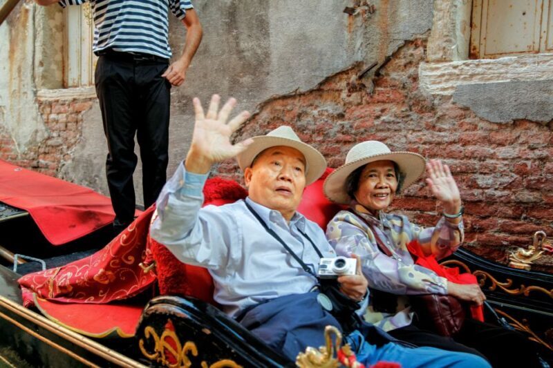 Venice: Gondola Ride With Live Guide - Guided Options for Your Journey