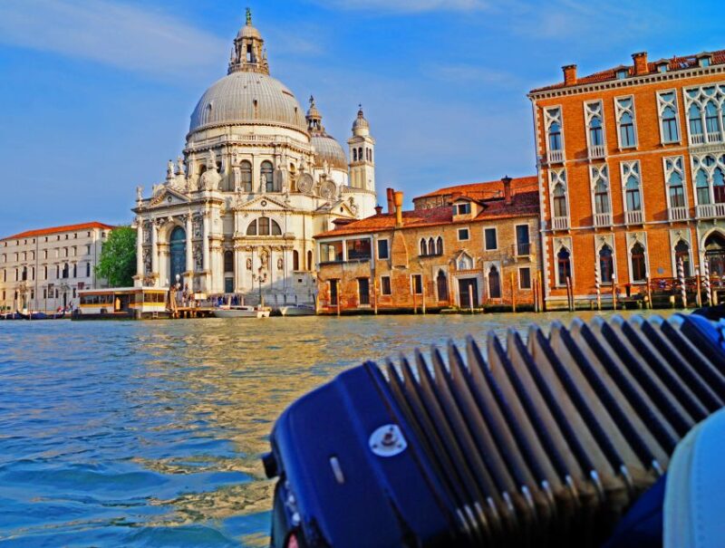 Venice: Gondola Ride With Serenade and Romantic Dinner - Gondola Ride Experience