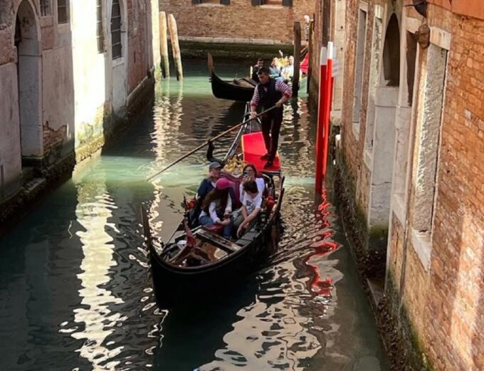 Venice: Grand Canal by Gondola With Live Commentary - Meeting Points and Itinerary