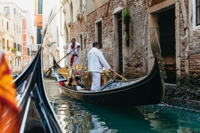 Venice: Grand Canal Gondola Ride With App Commentary - Shared Gondola Options