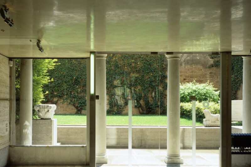 Venice: Guided Carlo Scarpa Architecture Tour - Olivetti Showroom