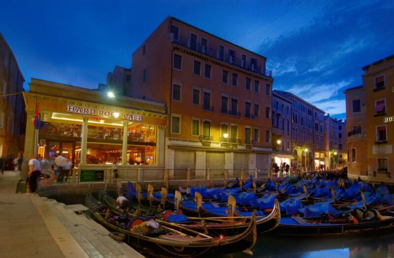 Venice: Hard Rock Cafe With Set Menu for Lunch or Dinner - Location and Accessibility Features