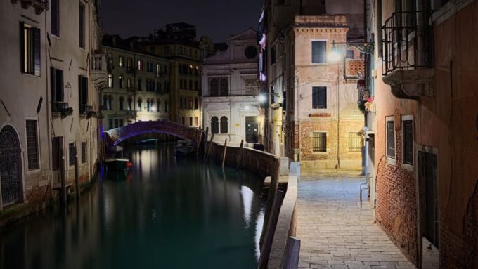 Venice: Highlights and Hidden Gems Night Walking Tour - Romantic Night Out
