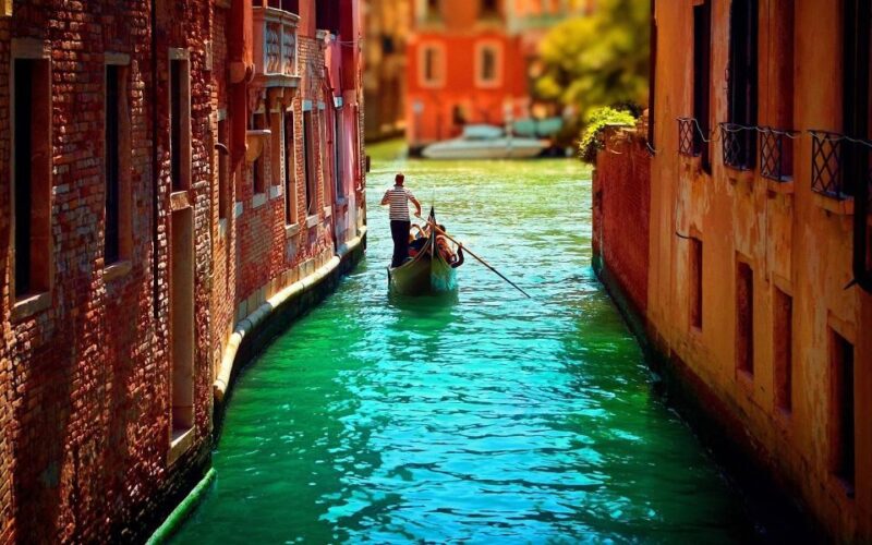 Venice: Historical Gondola Yard Private Tour - Key Points