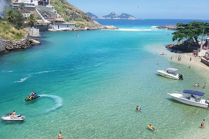 Venice in Rio Boat Trip to Gigóia Island With Visit to Alligators and the Beach - Boat Specifications and Amenities