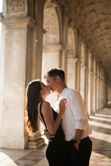 Venice: Photo Shoot in the Most Beautiful Place & Gondola - Romantic Ambiance