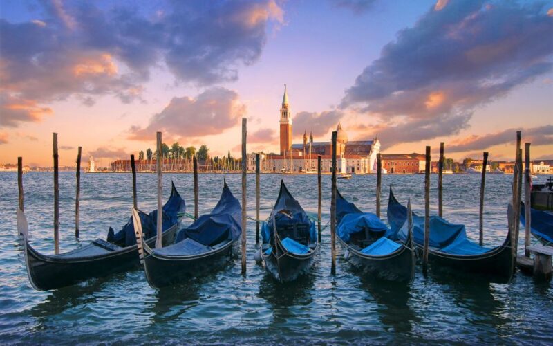 Venice: Private Gondola Cruise for up to 5 Passengers - Practical Considerations