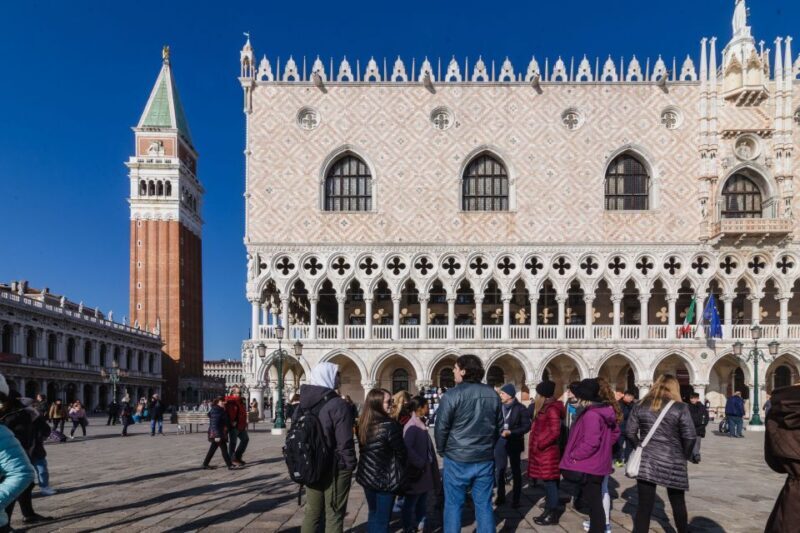 Venice: Rialto Bridge & Offbeat Unusual Venice Walking Tour - Optional Gondola Ride Experience