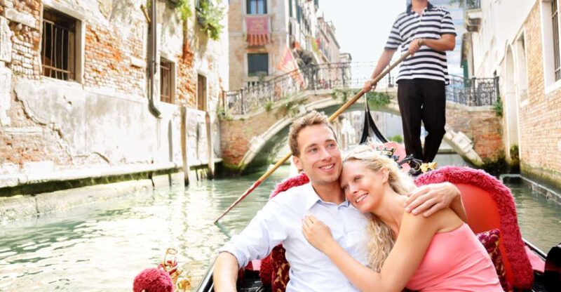 Venice: Romantic Gondola Tour and Dinner for Two - Meeting Point and Arrival