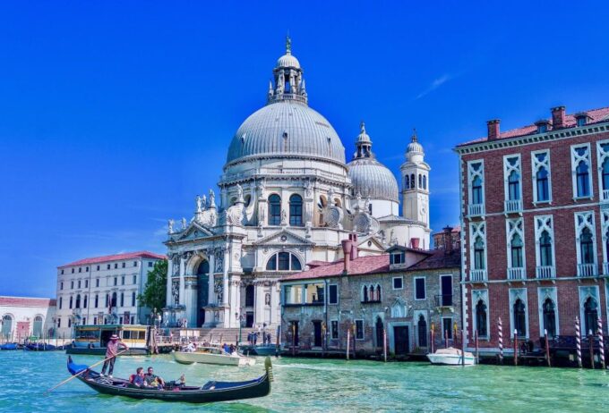 Venice: Romantic Gondola Tour and Dinner for Two - Dress Code and Accessibility