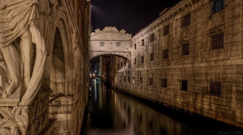 Venice: Sunset Gondola Ride & Guided Walking Tour - Key Points
