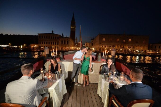 Venice: Venetian Lagoon Tour and Galleon Dinner - Boat Amenities