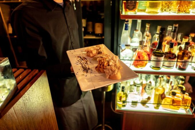 Venice: Venetian Style Carnival Pub Crawl - Exploring Venices Nightlife