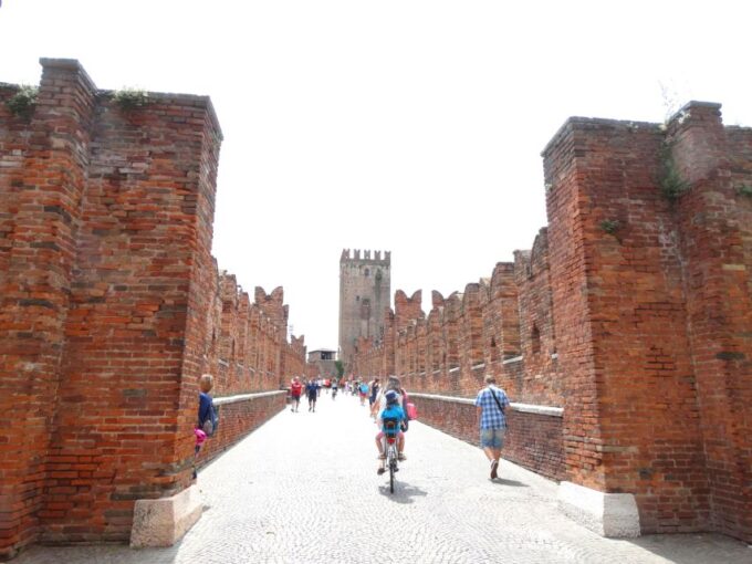 Verona Private Tour: the Place of Lovers - Piazza Delle Erbe and Cathedral