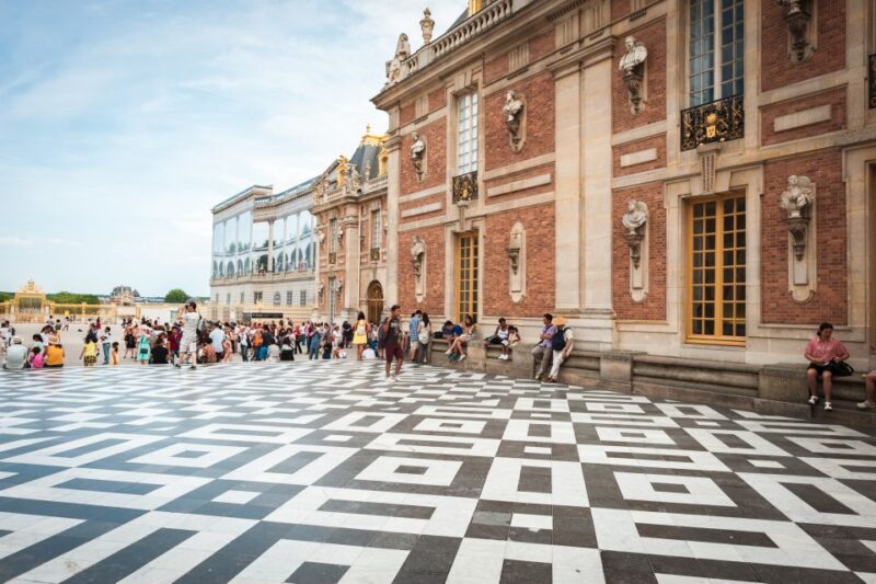 Versailles Bike Tour With Palace & Queen Farm Entrance - Itinerary
