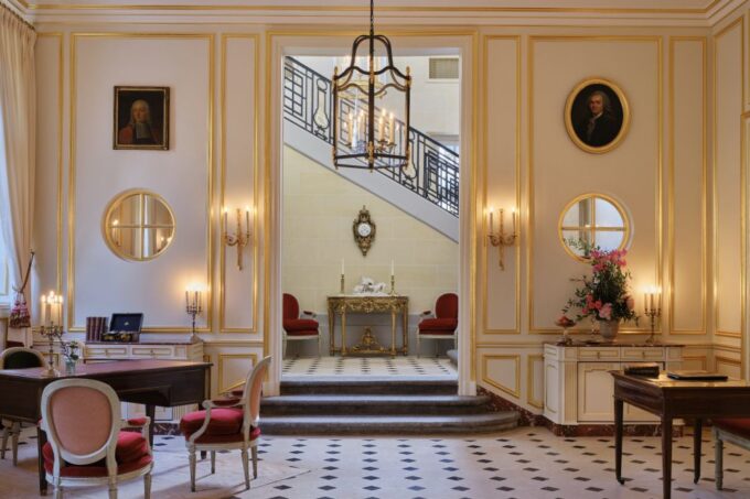 Versailles: Horse-riding, Gastronomy & Castle - Transportation and Accessibility