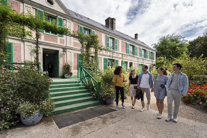 Versailles Palace and Giverny Monet House Guided Visit With Lunch From Paris - Visiting the Palace of Versailles