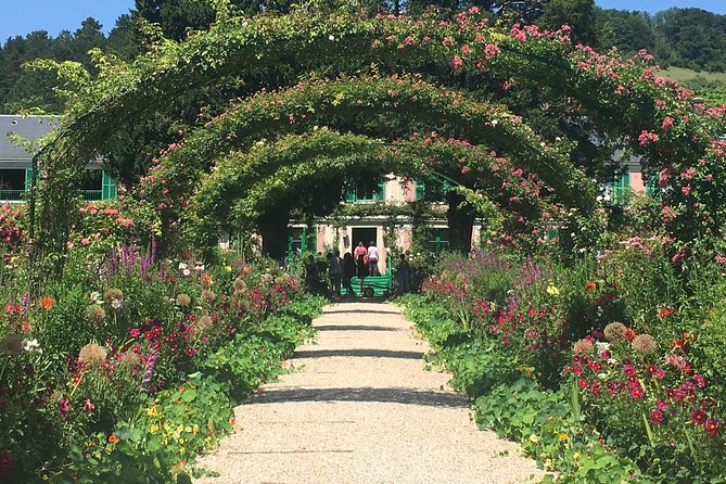 Versailles Palace & Giverny Private Guided Tour With Lunch - Priority Access - Exploring Versailles Gardens