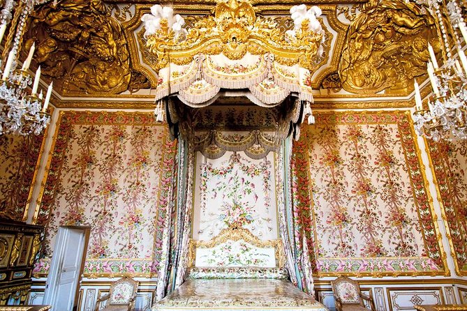 Versailles Palace & Marie-Antoinettes Estate Private Guided Tour - Exploring Versailles Palace