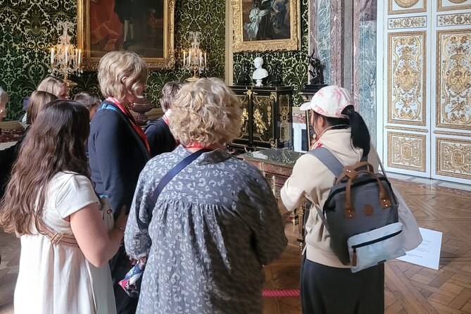 Versailles Palace Skip the Line Guided Tour With Gardens Access - Navigating the Crowded Palace