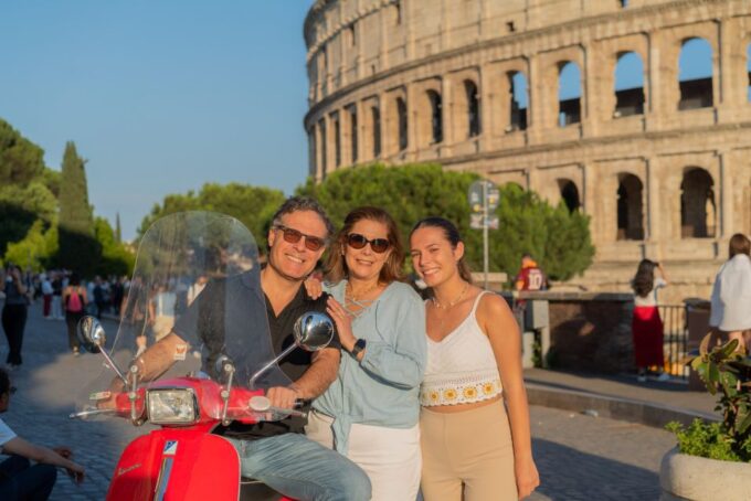 Vespa Tour in Rome & Professional Photoshoot - Unique Moments and Memories
